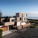 Esplanade Beach House - Christchurch Holiday Homes